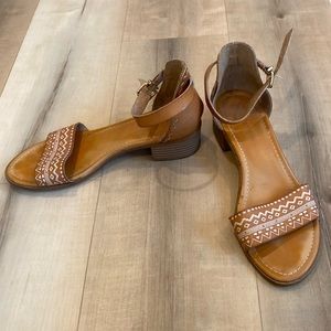 Strapped sandals with low heel and tribal print